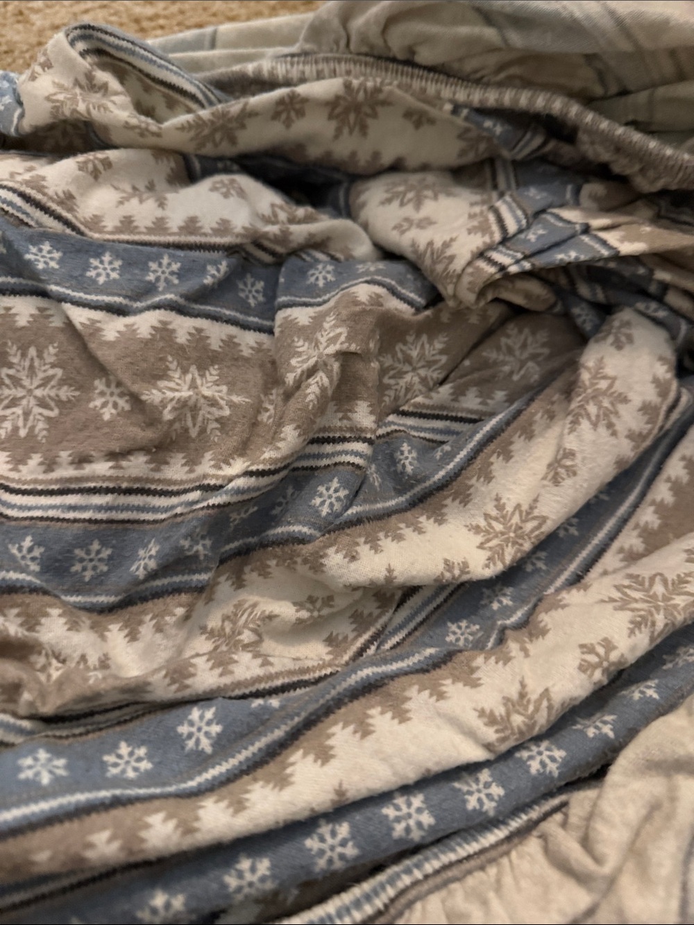 Cozy Snowflake Pattern  fitted flannel sheet — Blue & Beige